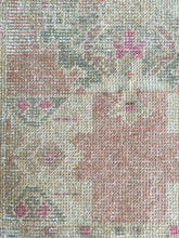 Load image into Gallery viewer, Vintage Turkish Rug - 1&#39;9 x 3&#39;2
